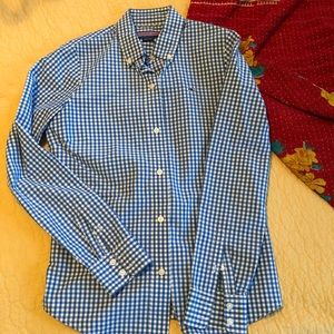 Vineyard Vines blue/white button down shirt